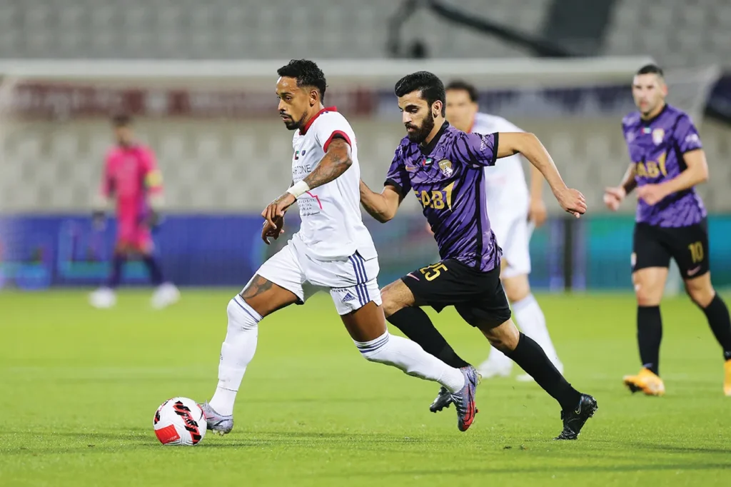 العين يواجه الشارقة في مباراة القمة بالدوري الإماراتي