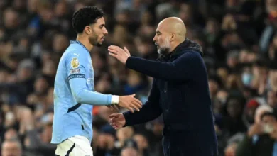 عمر مرموش مع بيب جوارديولا