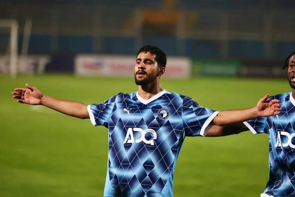 بيراميدز يسعى لاستعادة الصدارة أمام سموحة في الدوري المصري