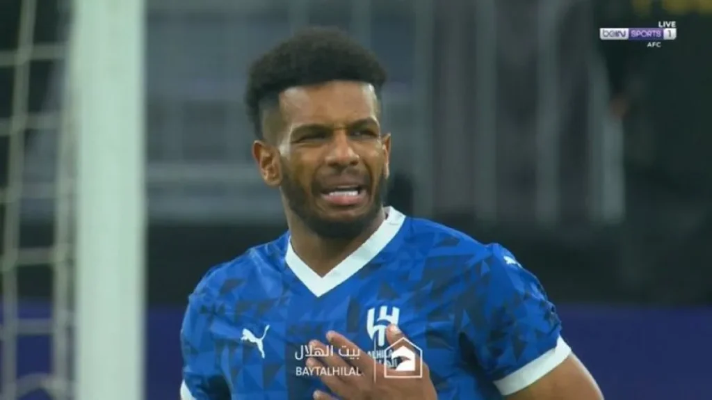 البليهي يخطئ بعد دقائق من دخوله.. هدف برسبوليس يكسر صلابة الهلال الدفاعية