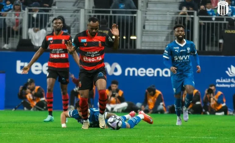 فهد المرداسي يحسم الجدل حول قرارات حكم مباراة الهلال والرياض