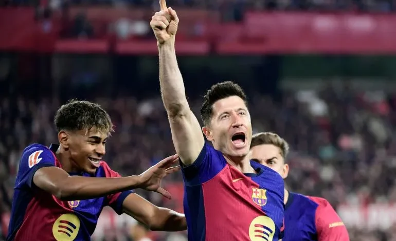 برشلونة يكتسح إشبيلية 4-1 ويواصل ملاحقة الصدارة في الدوري الإسباني