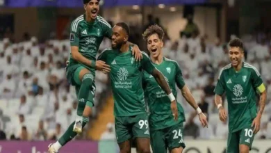 التشكيل الرسمي لنادي الأهلي في مواجهة اليوم التشكيل الرسمي للأهلي لمباراة اليوم أعلن المدرب الألماني ماتياس يايسله عن التشكيل الرسمي لنادي الأهلي في المواجهة المنتظرة، حيث يعتمد على قوة هجومية كبيرة بقيادة النجم إيفان توني وفراس البريكان، فيما يتولى رياض محرز صناعة اللعب من وسط الملعب. حراسة المرمى إدوارد ميندي خط الدفاع ماتيو دامس - روجير إيبانيز - ميريج ديميرال - علي مجرشي خط الوسط جالينو - غابرييل فيغا - زياد الجهني - رياض محرز خط الهجوم إيفان توني - فراس البريكان الأهلي يدخل المباراة بتشكيل هجومي قوي يعتمد المدرب ماتياس يايسله على خطة متوازنة تتيح للأهلي السيطرة على وسط الملعب بوجود غابرييل فيغا وزياد الجهني، بينما يمثل جالينو ورياض محرز إضافة قوية في الجناحين، في حين سيشكل الثنائي إيفان توني وفراس البريكان خطراً حقيقياً على دفاع الخصم. ميندي يحمي العرين.. ودفاع صلب يقوده إيبانيز وديميرال يتولى الحارس السنغالي إدوارد ميندي حماية عرين الأهلي، ويعتمد الفريق على دفاع قوي يقوده الثنائي روجير إيبانيز وميريج ديميرال، بينما يلعب ماتيو دامس وعلي مجرشي على الأطراف لدعم الهجوم. محاولات لتحقيق الفوز في مواجهة حاسمة يدخل الأهلي هذه المباراة وعينه على تحقيق الانتصار، حيث يسعى لمواصلة عروضه القوية وتعزيز موقفه في جدول الترتيب، معتمداً على تشكيل يضم نخبة من النجوم القادرين على صنع الفارق. ما هي توقعاتكم لأداء الأهلي اليوم؟ كيف ترون التشكيلة التي أعلنها المدرب ماتياس يايسله؟ وهل سينجح الأهلي في تحقيق الفوز بهذا التشكيل؟ شاركونا توقعاتكم في التعليقات!