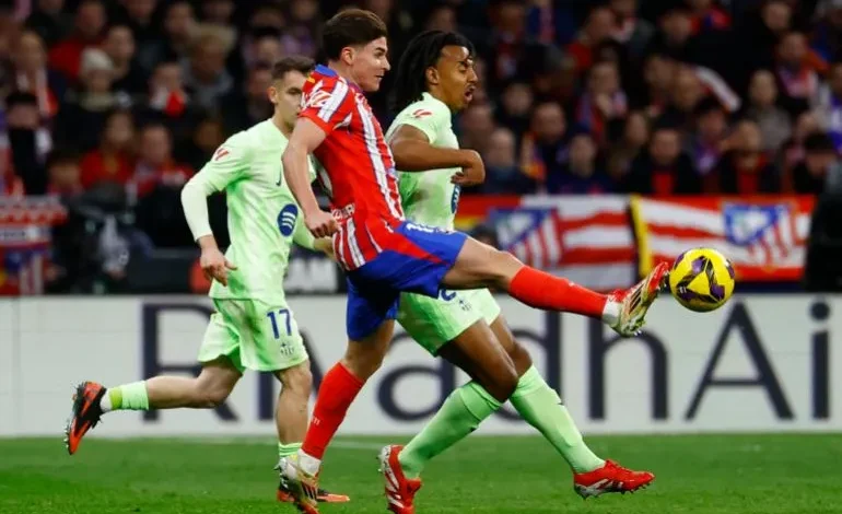 أتلتيكو مدريد ضد برشلونة .. أتلتيكو ينهي الشوط الأول متقدمًا بهدف ألفاريز