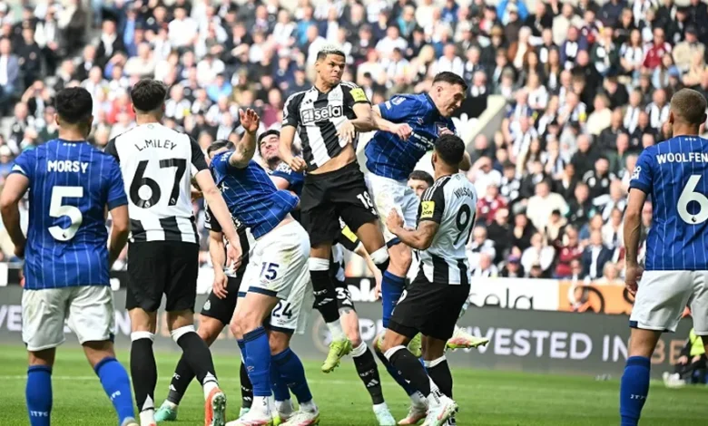 نيوكاسل يونايتد يكتسح إيبسويتش تاون بثلاثية ويؤكد هبوطه إلى التشامبيونشيب