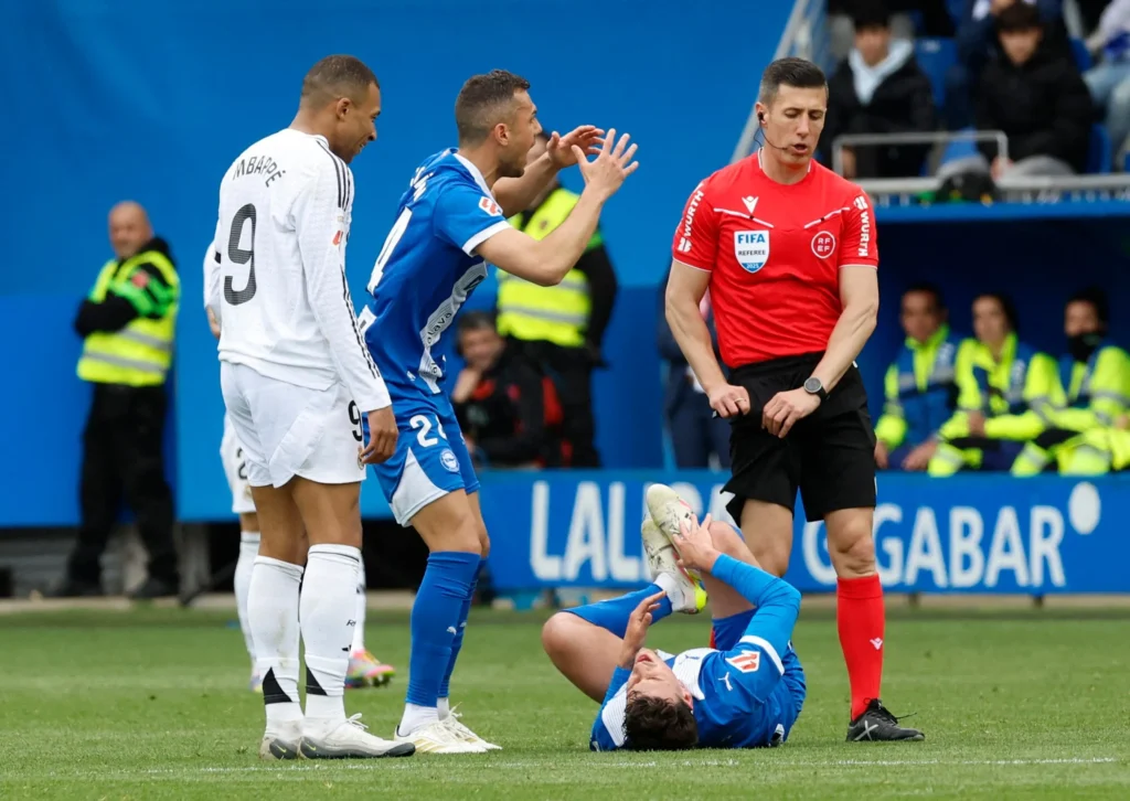الكشف عن تقرير حكم مباراة ريال مدريد وألافيس بعد طرد مبابي في الدوري الإسباني