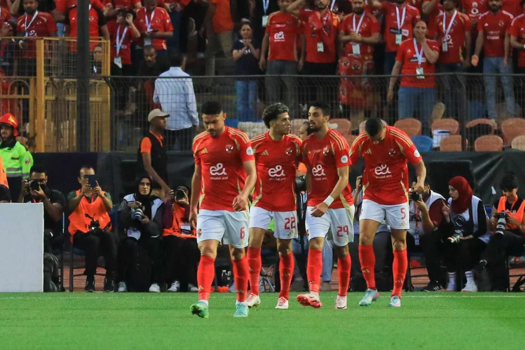 نجم الأهلي يخرج عن صمته: ويرد على الهجوم الجماهيري عقب الخروج ضد صن داونز