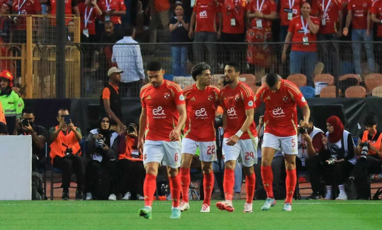 نجم الأهلي يخرج عن صمته: ويرد على الهجوم الجماهيري عقب الخروج ضد صن داونز