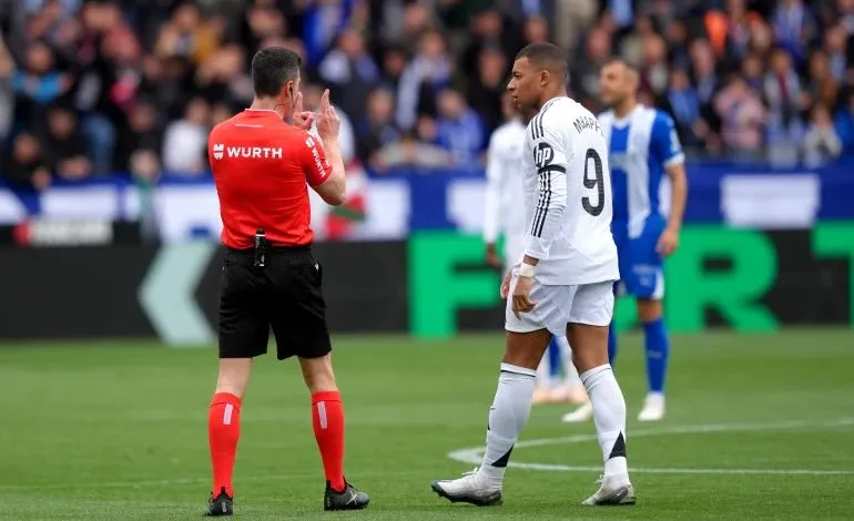 طرد كيليان مبابي من مباراة ريال مدريد ضد ديبورتيفو ألافيس في الدوري الإسباني