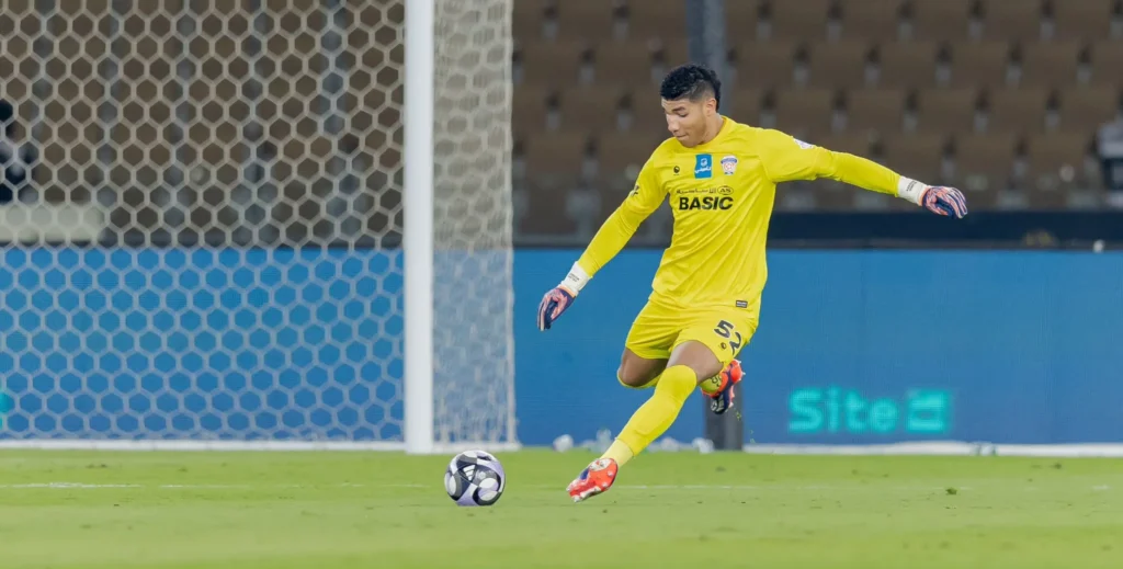 الأهلي يكتسح الفيحاء بخماسية في دوري روشن.. وخبير تحكيمي يؤكد صحة الطرد وركلة الجزاء