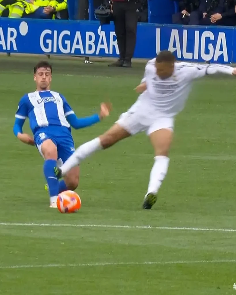 اللقطة التي تسببت في طرد كيليان مبابي ضد ألافيس