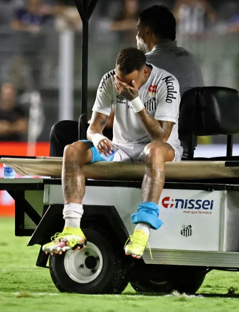 إصابة جديدة.. نيمار يغادر باكيًا مباراة سانتوس وأتلتيكو مينيرو في الدوري البرازيلي