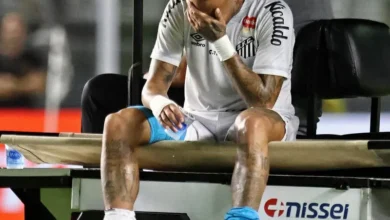 إصابة جديدة.. نيمار يغادر باكيًا مباراة سانتوس وأتلتيكو مينيرو في الدوري البرازيلي