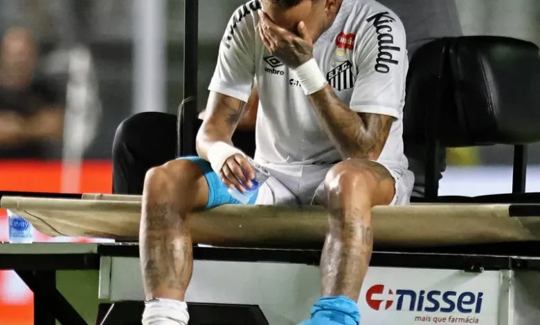 إصابة جديدة.. نيمار يغادر باكيًا مباراة سانتوس وأتلتيكو مينيرو في الدوري البرازيلي