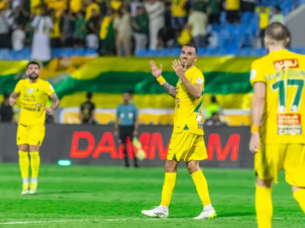 الخليج يتلقي الرائد اليوم.. مباراة العودة والنجاة في دوري روشن السعودي