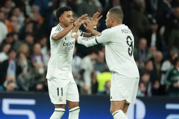 رودريغو لاعب ريال مدريد مع الفرنسي كيليان مبابي