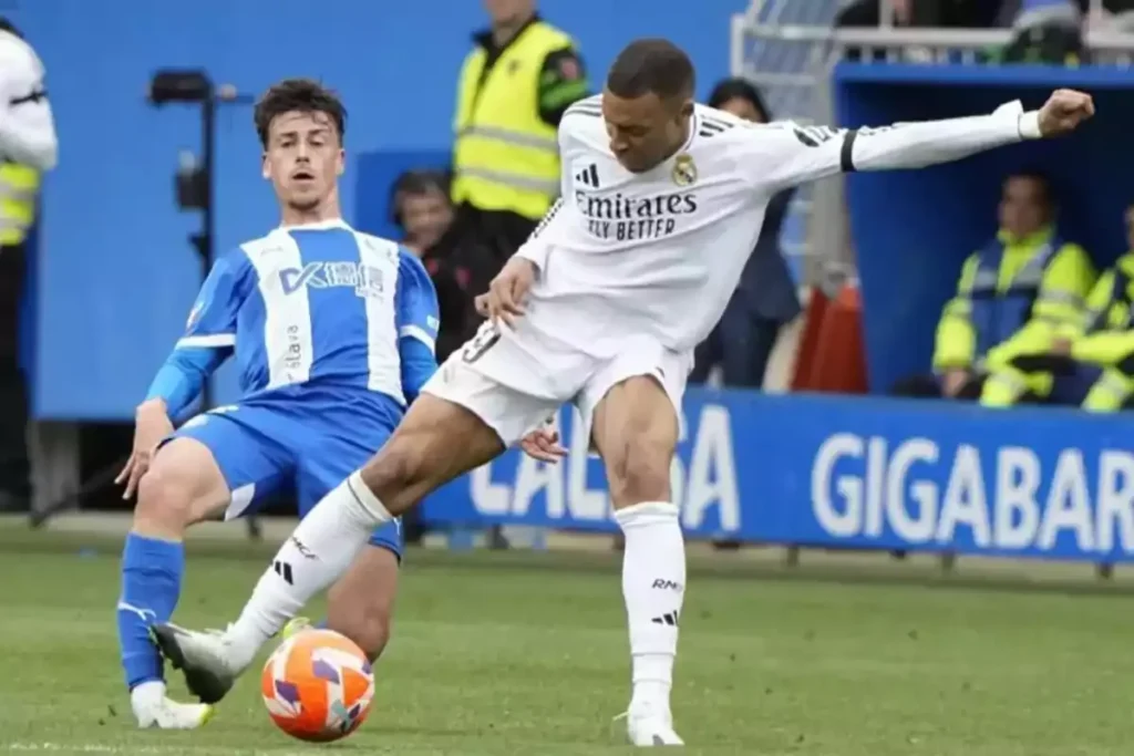 هل يغيب مبابي عن الكلاسيكو؟ الطرد يضع ريال مدريد في ورطة قبل الكلاسيكو أمام برشلونة