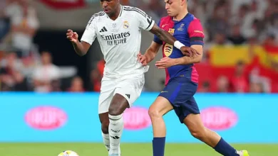 بيدي يحاول اعتراض فينسيوس خلال مباراة برشلونة ضد ريال مدريد الان في كأس ملك إسبانيا