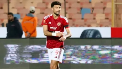 وسام أبو علي مهاحم الأهلي المصري في مباراة سيراميكا كليوباترا بالدوري المصري