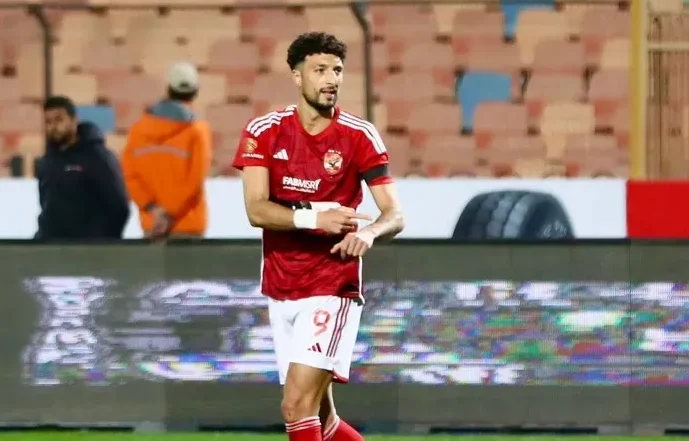 وسام أبو علي مهاحم الأهلي المصري في مباراة سيراميكا كليوباترا بالدوري المصري