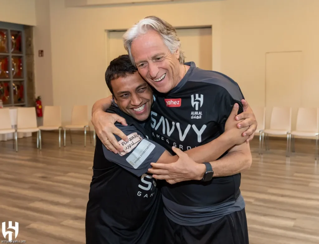 الشلهوب مدرب الهلال المؤقت يعانق خورخي خيسوس مدرب الهلال السابق