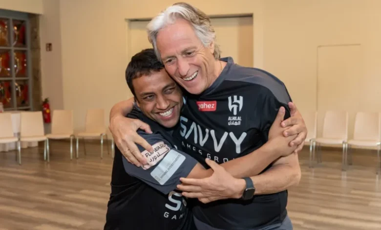 الشلهوب مدرب الهلال المؤقت يعانق خورخي خيسوس مدرب الهلال السابق