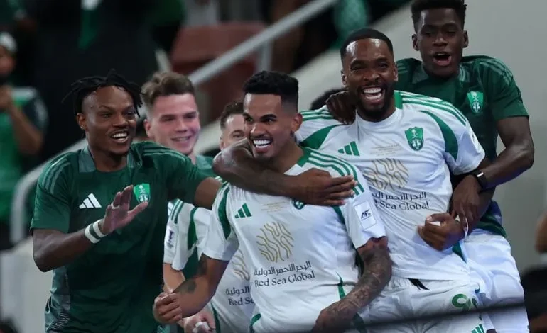 فرحة لاعبي الأهلي السعودي بالفوز ضد كاواساكي وتتويجه بنهائي دوري أبطال آسيا