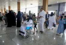 ضحكات ودموع.. حاجة يمنية تروي قصة وصولها للحج ضمن 18 ألف يمني