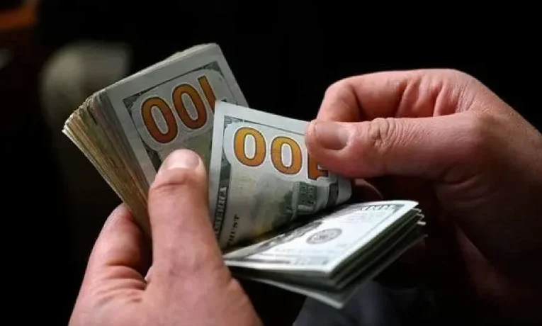 تراجع سعر الصرف الدولار أمام الدينار في العراق اليوم