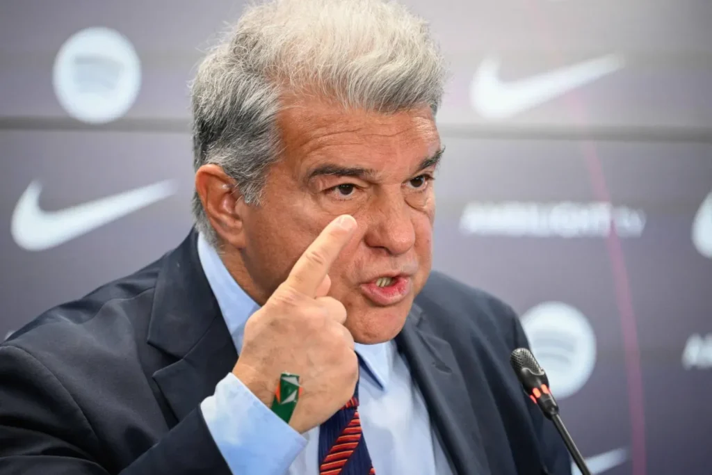 رسالة لابورتا القوية للاعبي برشلونة بعد الخروج الأوروبي