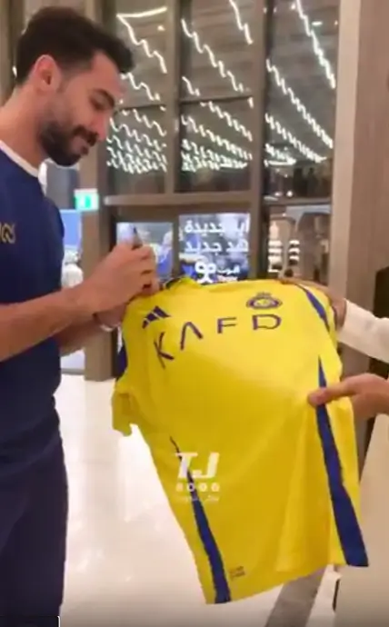 لقطة تشعل الأجواء.. توقيع العقيدي قبل مواجهة النصر الحاسمة يُعيد فتح ملفات الماضي