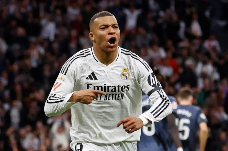كيليان مبابي لاعب نادي ريال مدريد الفائز بجائزة الحذاء الذهبي