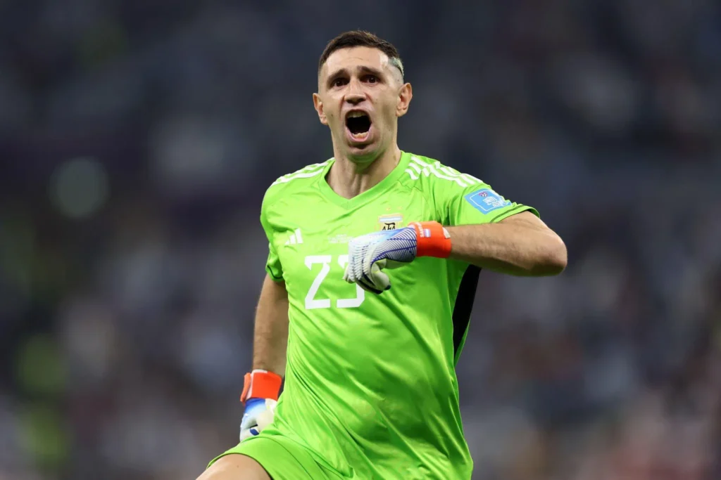 الهلال يفتح الباب أمام صفقة نارية.. إيميليانو مارتينيز على رادار الزعيم!