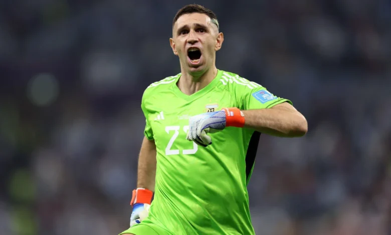 الهلال يفتح الباب أمام صفقة نارية.. إيميليانو مارتينيز على رادار الزعيم!