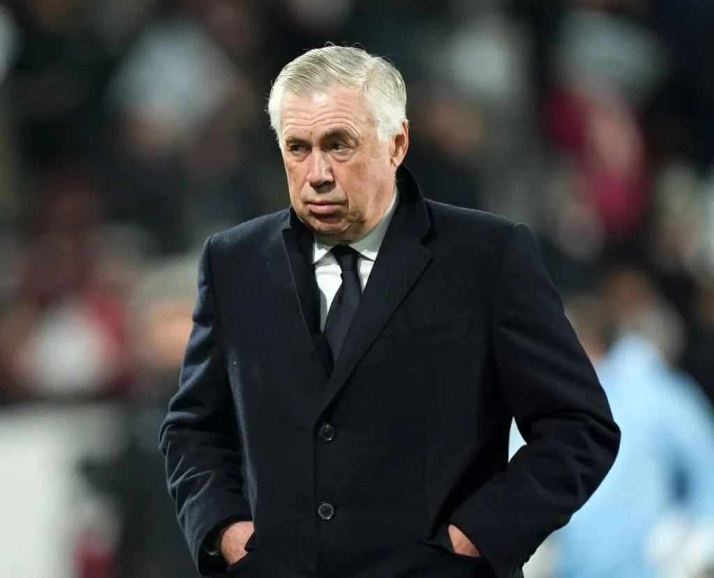 رد فعل كارلو أنشيلوتي المثير بعد الهزيمة في الكلاسيكو أمام برشلونة: “الدفاع خاننا”