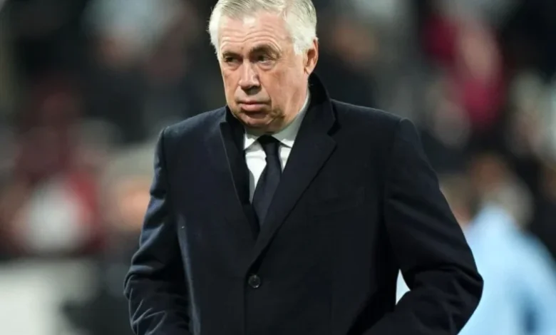 رد فعل كارلو أنشيلوتي المثير بعد الهزيمة في الكلاسيكو أمام برشلونة: “الدفاع خاننا”