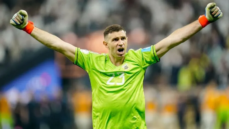 الحارس الأرجنتيني إيميليانو مارتينيز لاعب نادي أستون فيلا