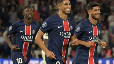 أشرف حكيمي رفقة أسنيسيو وديمبيلي لاعبي باريس سان جيرمان ضد مونبلييه