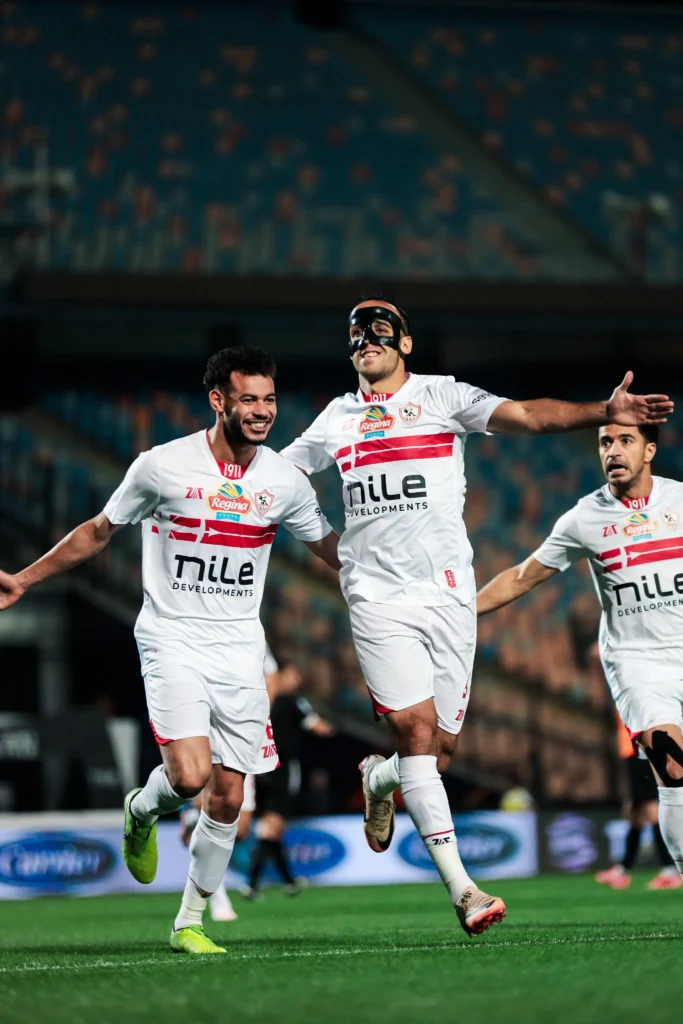 ناصر مانسي صحاب الهدف ودونجا وعمر جابر في احتفال هدف الزمالك ضد البنك الأهلي في الدقيقة الأولي بمرحلة التتويج في الدوري المصري رفقة