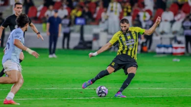 كريم بنزيما لحظة تسديد الكرة في مباراة الاتحاد ضد الفيحاء بالجولة 31 من دوري روشن السعودي