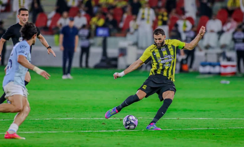 كريم بنزيما لحظة تسديد الكرة في مباراة الاتحاد ضد الفيحاء بالجولة 31 من دوري روشن السعودي