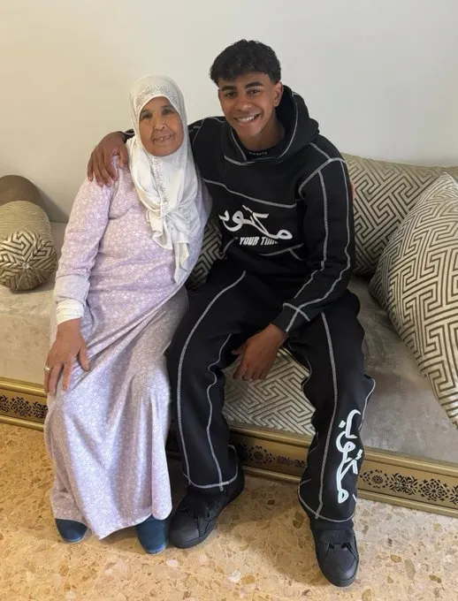 Gr GmpAWIAAJLXR الكشف عن سبب رفض لامين يامال إلتقاط صور تذكارية بعد تجديد عقده مع برشلونة !