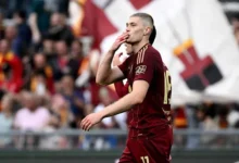 artem dovbyk of as roma celebrat روما يستضيف ميلان في ليلة مصيرية في الدوري الإيطالي!