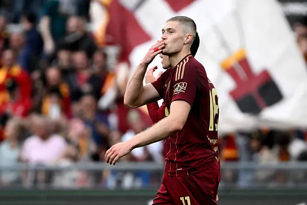 artem dovbyk of as roma celebrat روما يستضيف ميلان في ليلة مصيرية في الدوري الإيطالي!