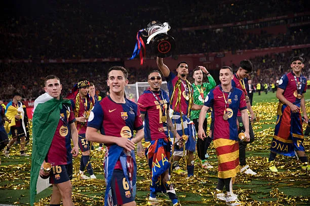 barcelona players celebrate vict صدمة.. نجم برشلونة يسخر من ريال مدريد على الهواء!