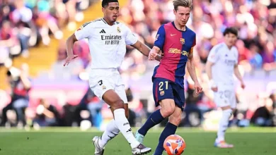 ترتيب الدوري الإسباني بعد فوز برشلونة علي ريال مدريد بالكلاسيكو بلينغهام ودي يونع في صراع علي الكرة من مباراة ريال مدريد ضد برشلونة في الكلاسيكو