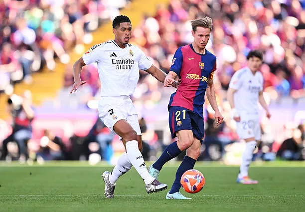 ترتيب الدوري الإسباني بعد فوز برشلونة علي ريال مدريد بالكلاسيكو بلينغهام ودي يونع في صراع علي الكرة من مباراة ريال مدريد ضد برشلونة في الكلاسيكو