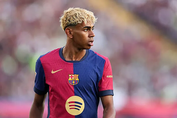 barcelona spain lamine yamal of 4 الكشف عن سبب رفض لامين يامال إلتقاط صور تذكارية بعد تجديد عقده مع برشلونة !