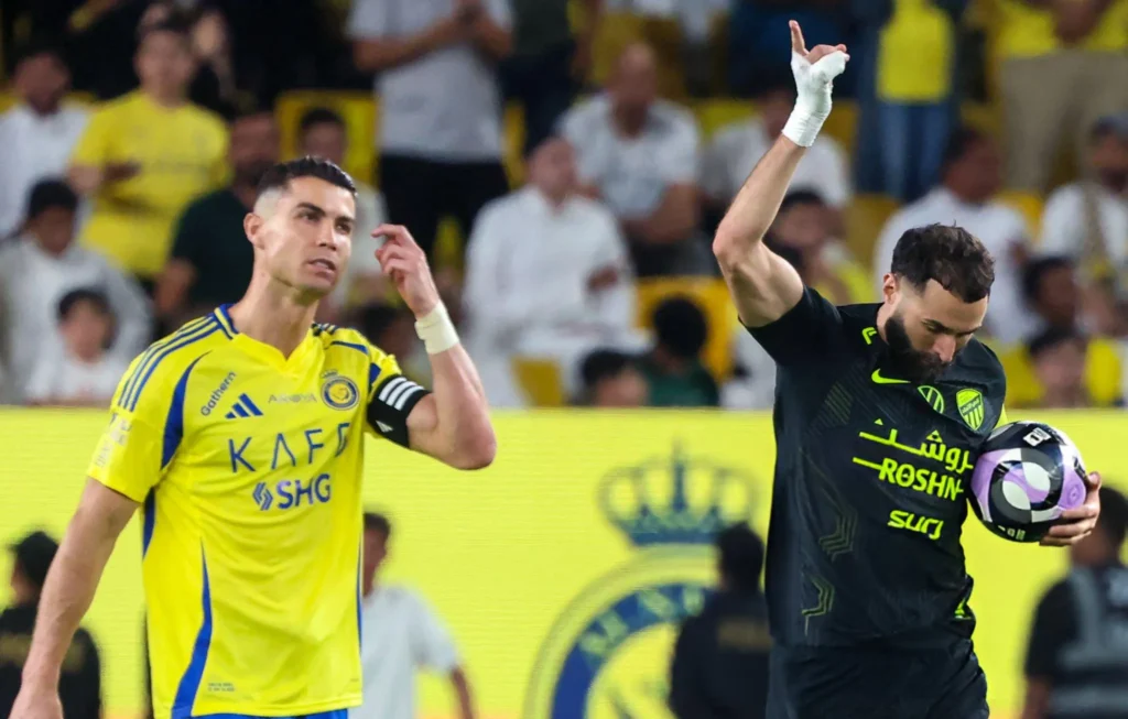 إحتفال كريم بنزيما أمام نظرات كريستيانو رونالدو خلال مباراة النصر ضد الاتحاد في دوري روشن السعودي