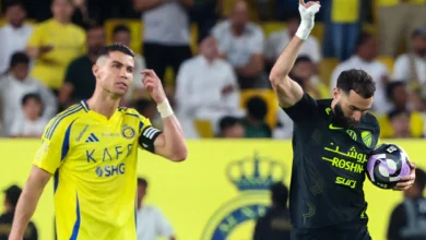 إحتفال كريم بنزيما أمام نظرات كريستيانو رونالدو خلال مباراة النصر ضد الاتحاد في دوري روشن السعودي